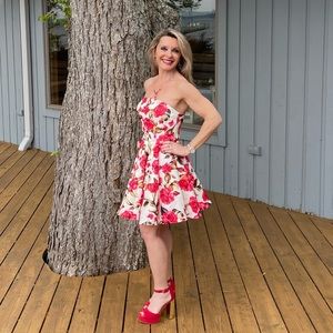 Meet your Posher, Lara